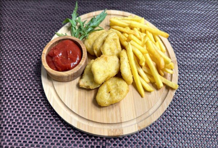 Куриные наггетсы с картофелем фри