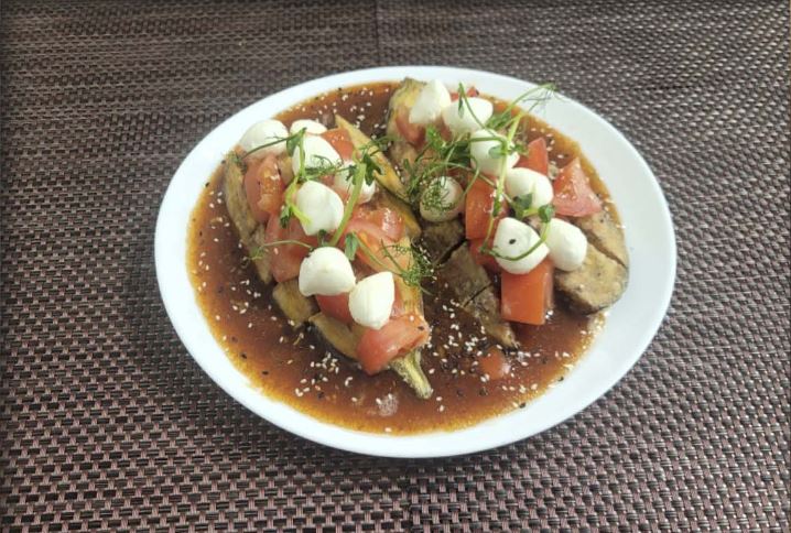 Горячая закуска «Баклажан с томатом и моцареллой»