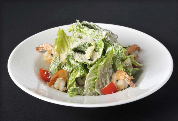 Салат «Цезарь с морепродуктами»