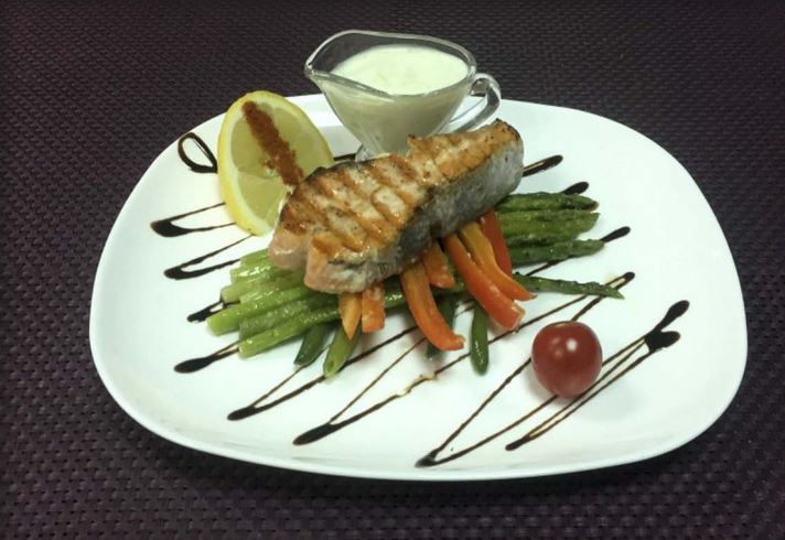 Стейк из форели на «овощной подушке»