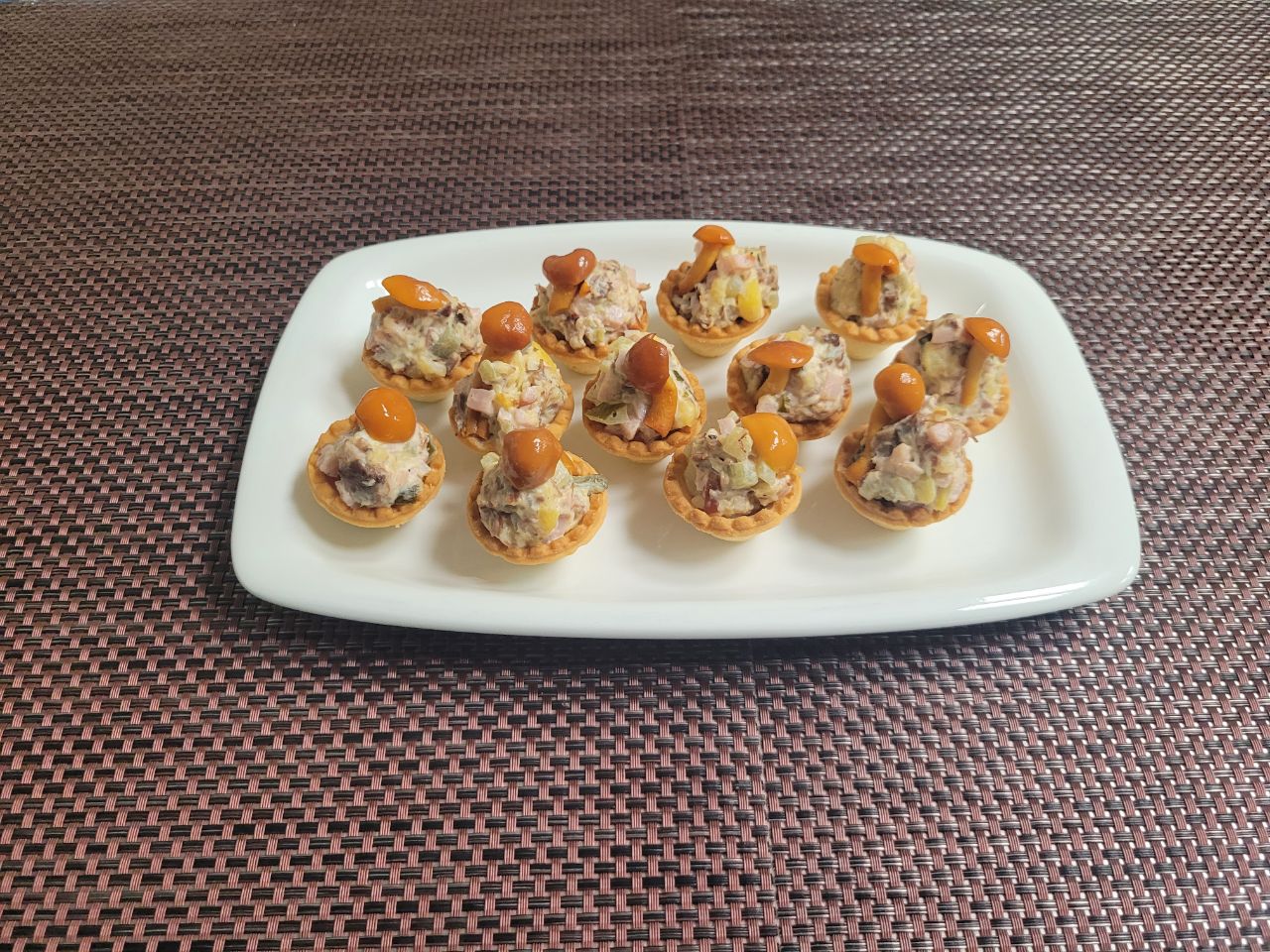 Салат мясной в тарталетках