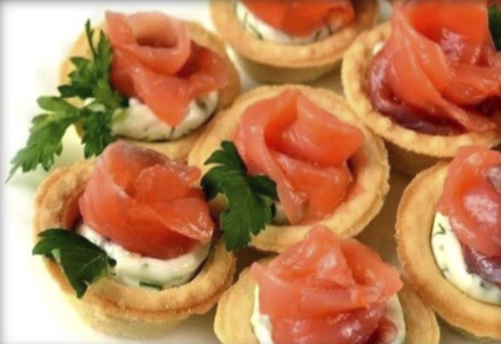 Тарталетки с красной икрой и сёмгой