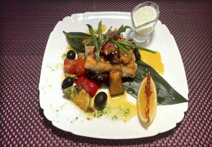 Белорыбица с овощной «капонатой»