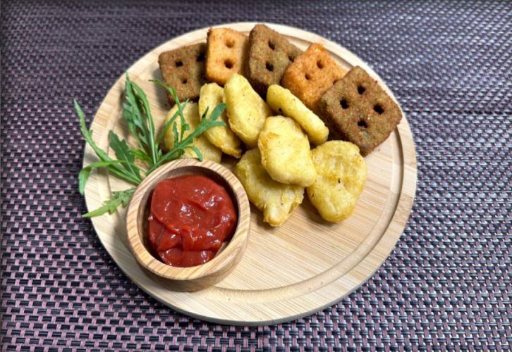Куриные наггетсы с овощными вафлями