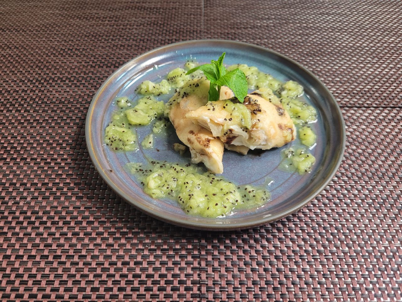 Блинчики с рикоттой и фруктовым миксом